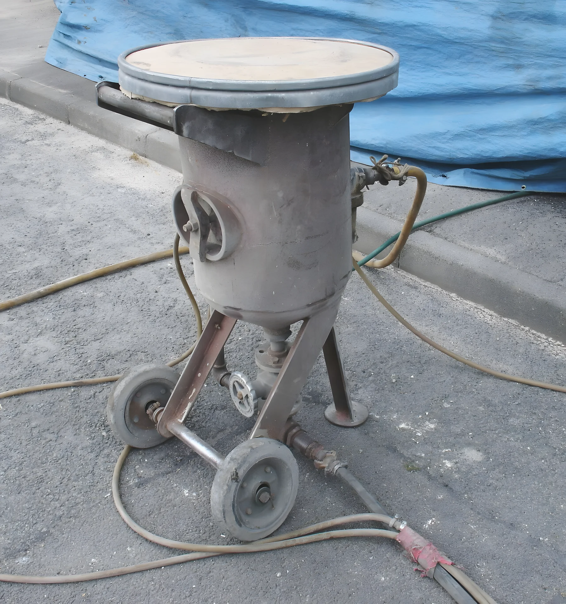 Pressure blast pot and hose set up ready for a job